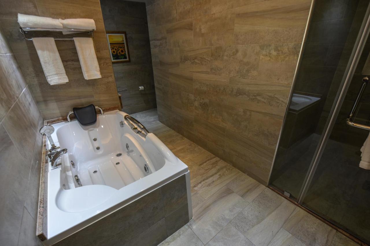 Casa Solada Hotel Кампала Екстериор снимка
